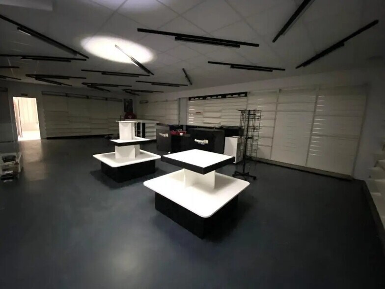 Local commercial dans Barjouville à louer - Photo de l’immeuble – Image 3 sur 15