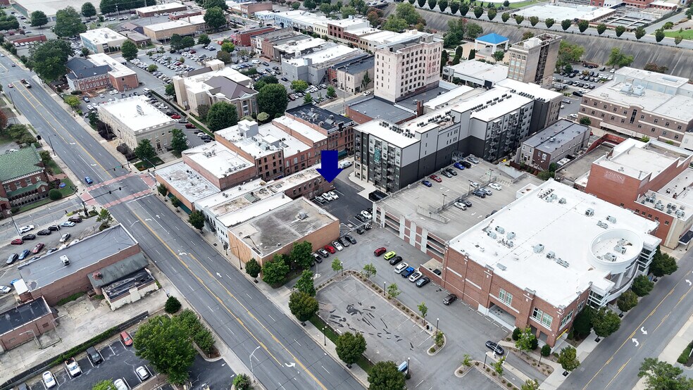 170 W Franklin Blvd, Gastonia, NC à louer - Photo de l’immeuble – Image 2 sur 2