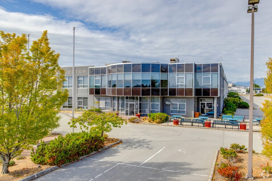 4551 Agar Dr, Richmond, BC à louer - Photo de l’immeuble – Image 2 sur 3