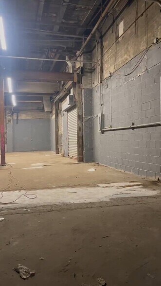 220 Stewart Ave, Brooklyn, NY à louer - Vidéo sur l’annonce professionnelle – Image 2 sur 11