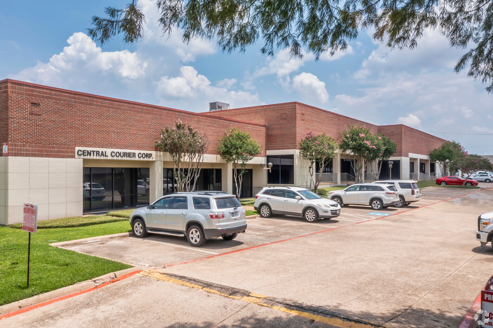 12048-12092 Forestgate Dr, Dallas, TX à louer Photo principale– Image 1 sur 7
