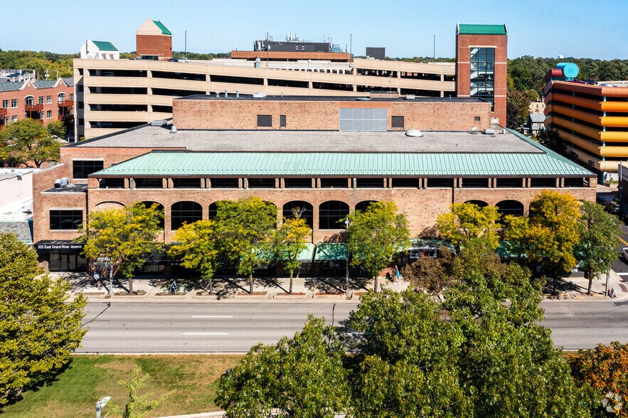 333 E Grand River Ave, East Lansing, MI à louer - Photo de l’immeuble – Image 3 sur 9