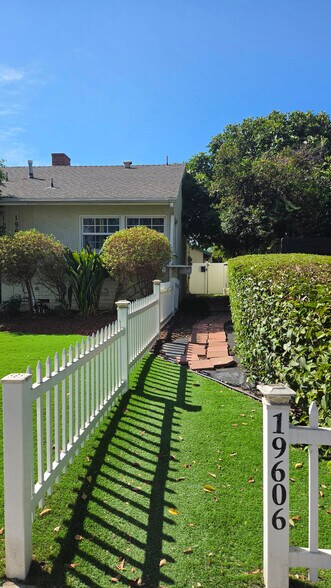19604 Victory Blvd, Tarzana, CA à vendre - Photo de l’immeuble – Image 2 sur 10