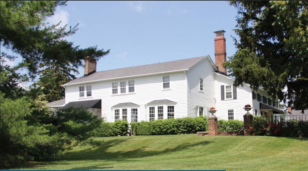 2 Lone Pine Rd, Bloomfield Hills, MI à louer - Photo de l’immeuble – Image 1 sur 11