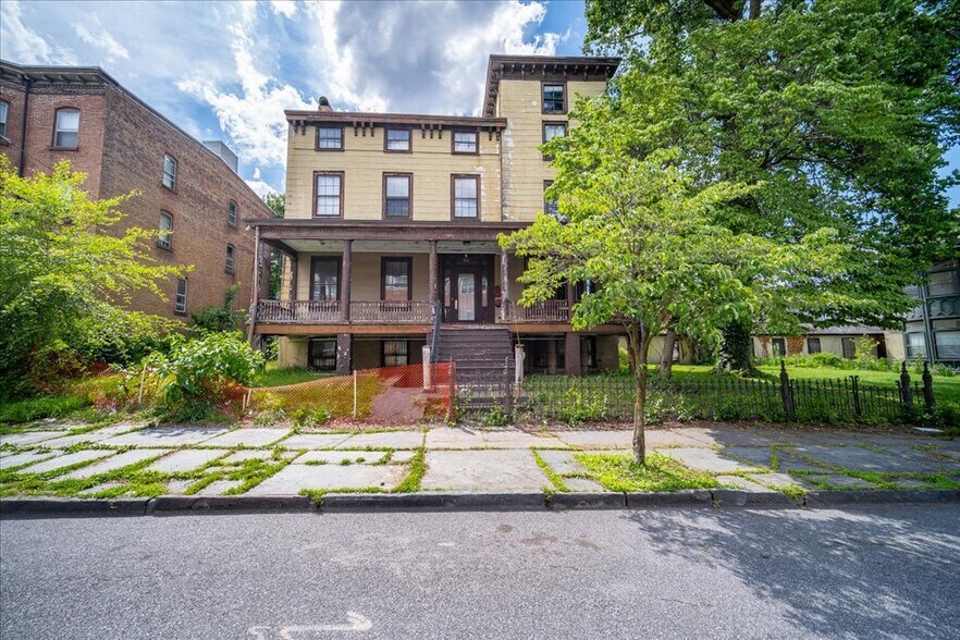 75 Grand St, Newburgh, NY à vendre - Photo principale – Image 1 sur 4
