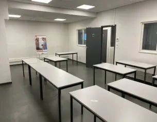 1 Rue Jules Serval, Vénissieux à louer - Photo de l’immeuble – Image 2 sur 2