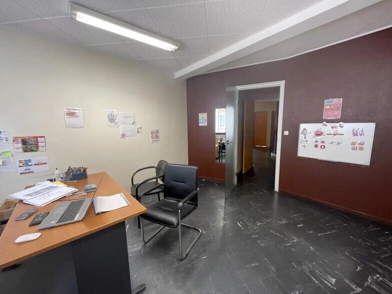 Local d’activités dans Évreux à louer - Photo de l’immeuble – Image 3 sur 8