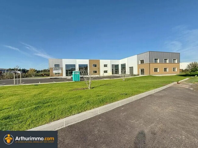 Plus de détails pour 225 Avenue Des Marronniers, Bourgoin-Jallieu - Local commercial à vendre