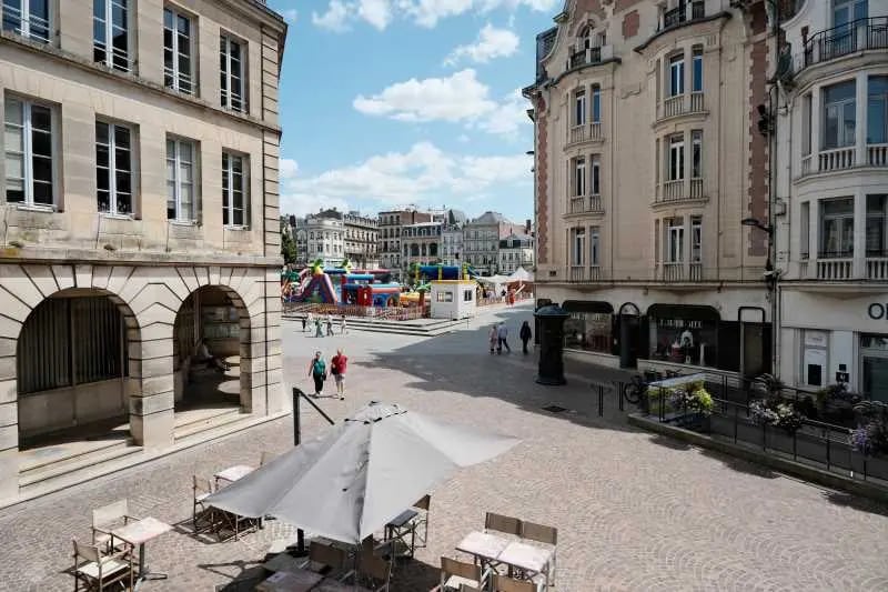 Local commercial dans Saint-Quentin à louer Photo de l’immeuble– Image 1 sur 6