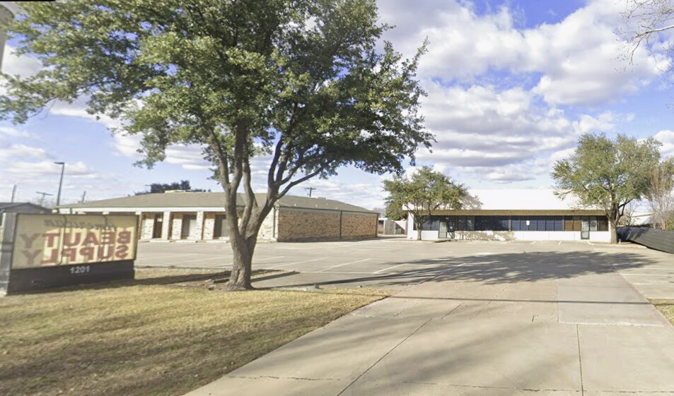 1201 E Arkansas Ln, Arlington, TX à vendre - Photo de l’immeuble – Image 3 sur 8