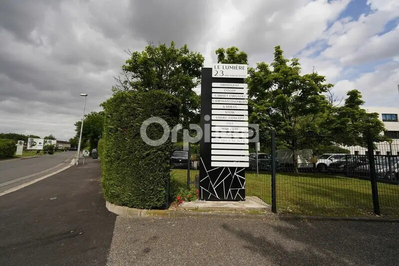 23 Rue Maryse Bastié, Bron à louer - Photo de l’immeuble – Image 3 sur 12