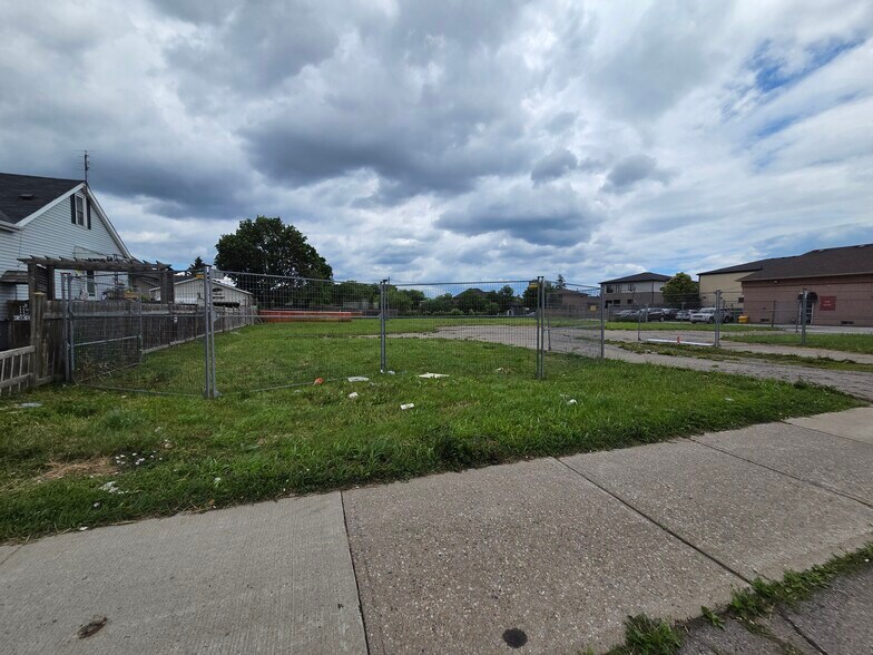 423 Hwy-8, Stoney Creek, ON à vendre - Photo de l’immeuble – Image 1 sur 2