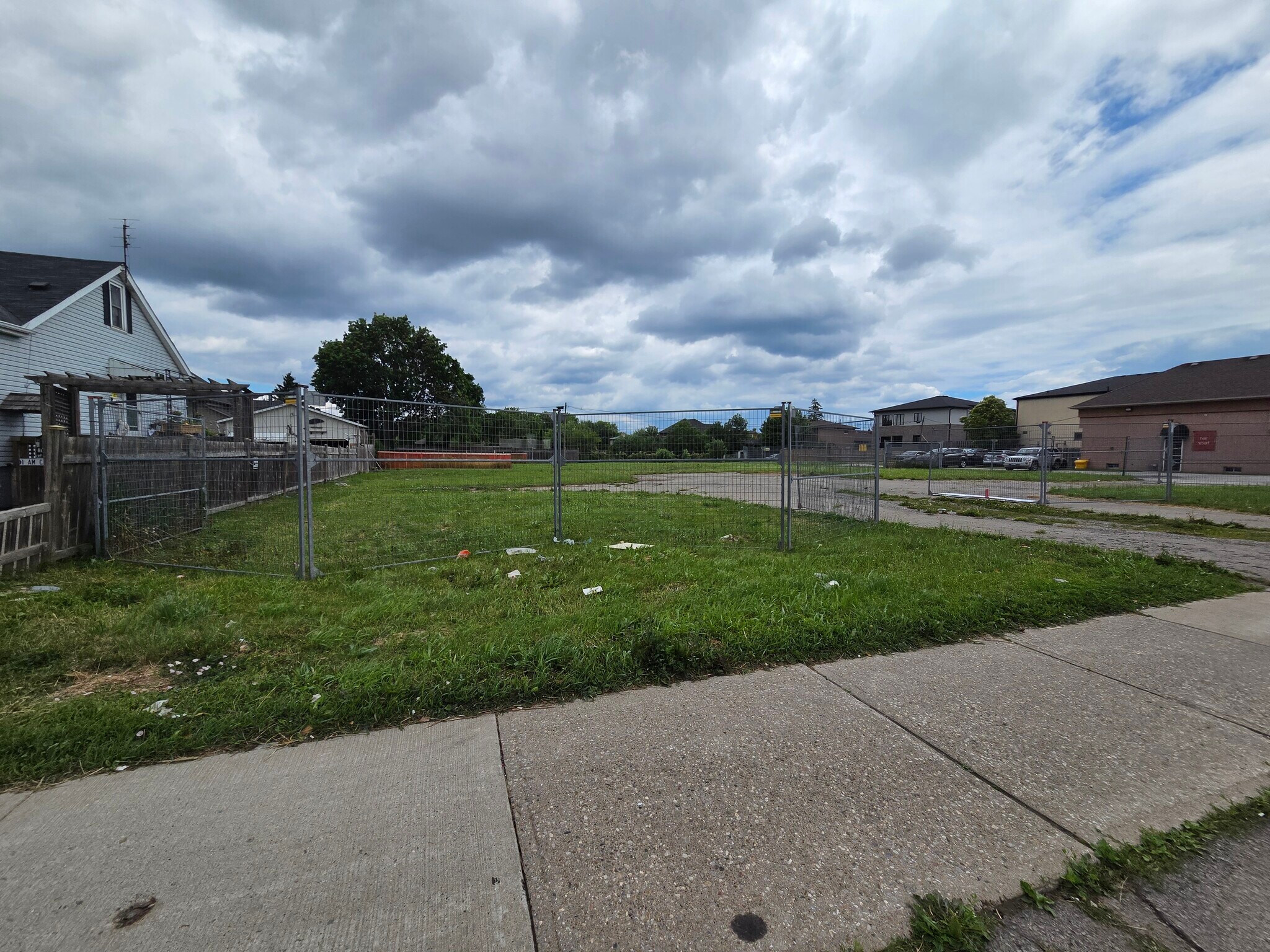 423 Hwy-8, Stoney Creek, ON à vendre Photo de l’immeuble– Image 1 sur 3