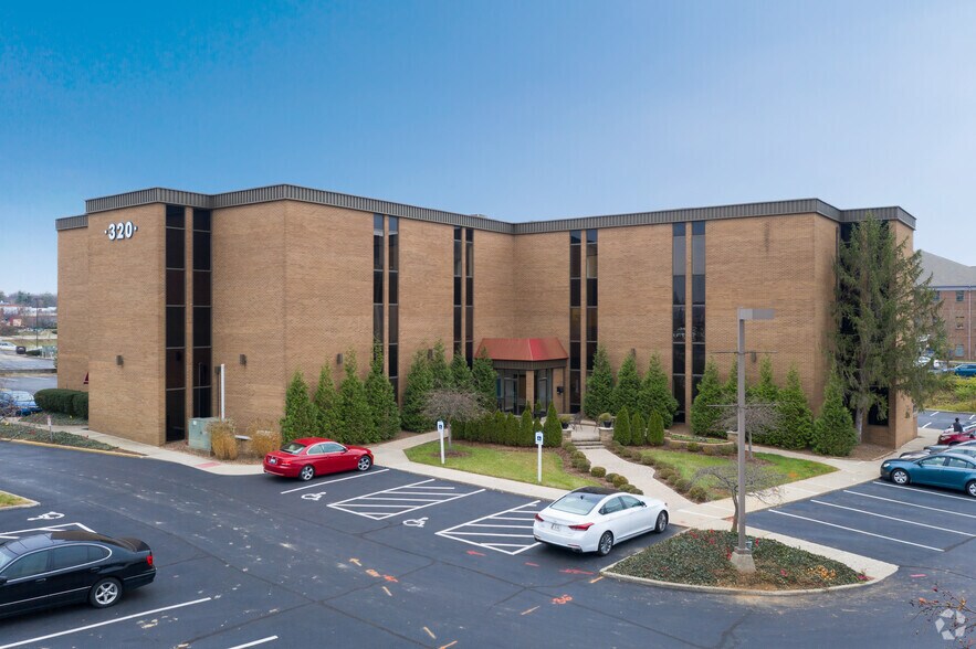 320 Whittington Pky, Louisville, KY à louer - Photo principale – Image 1 sur 5