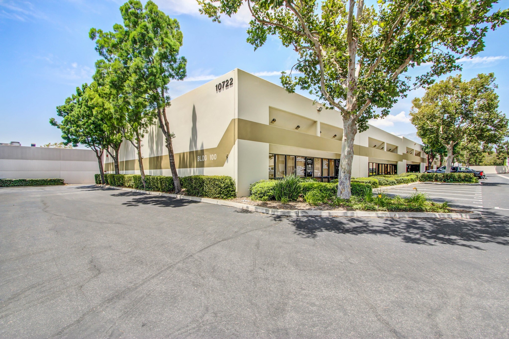 10722 Arrow Route, Rancho Cucamonga, CA à louer Photo principale– Image 1 sur 21