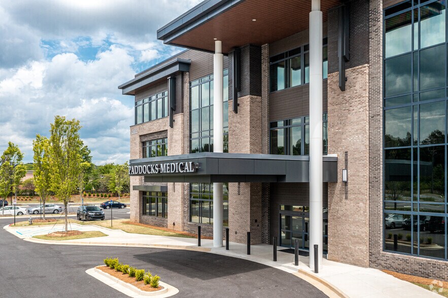 2685 Peachtree Pky, Suwanee, GA à louer - Photo de l’immeuble – Image 3 sur 12