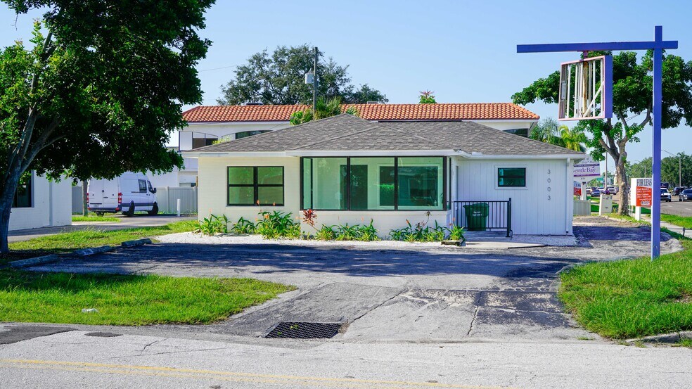 3003 S Tamiami Trl, Sarasota, FL à louer - Photo de l’immeuble – Image 2 sur 12