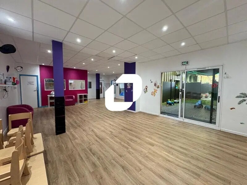 Bureau dans Montigny-le-Bretonneux à louer Photo de l’immeuble– Image 1 sur 8