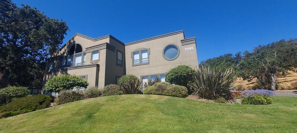 7599 Redwood Blvd, Novato, CA à louer - Photo de l’immeuble – Image 3 sur 10