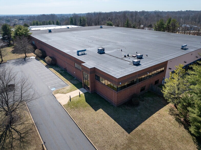 10 Creek Pky, Upper Chichester Township, PA à louer - Photo de l’immeuble – Image 2 sur 3