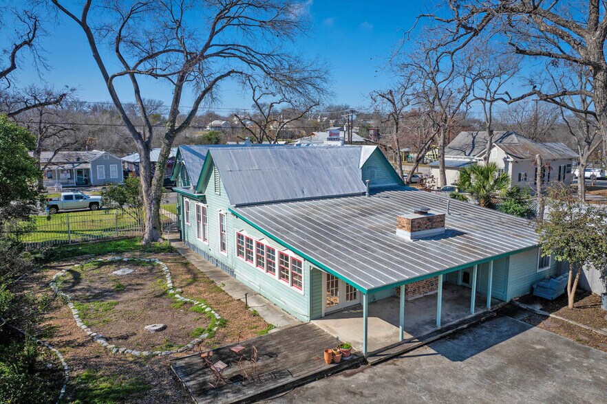 633 S Castell Ave, New Braunfels, TX à vendre - Photo de l’immeuble – Image 2 sur 32