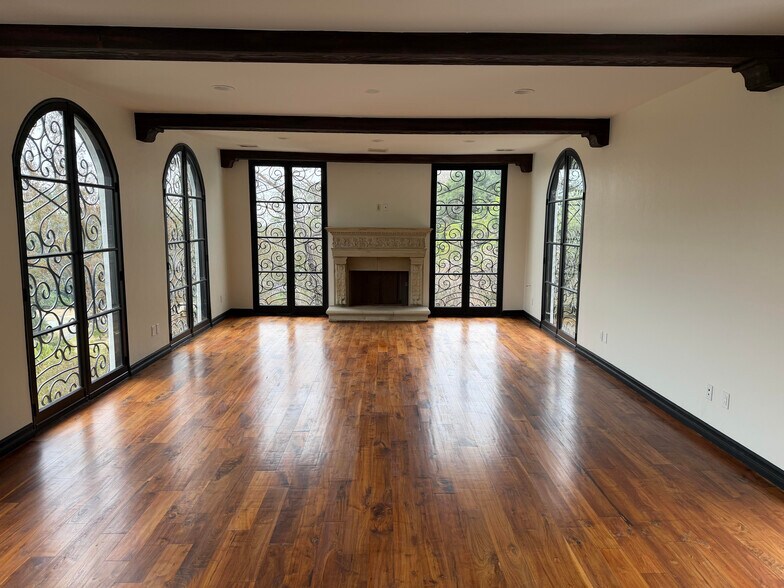 1301 N Beverly Dr, Beverly Hills, CA à vendre - Photo de l’immeuble – Image 3 sur 35