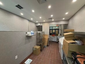 42-04 Bell Blvd, Bayside, NY à louer Photo intérieure– Image 2 sur 6