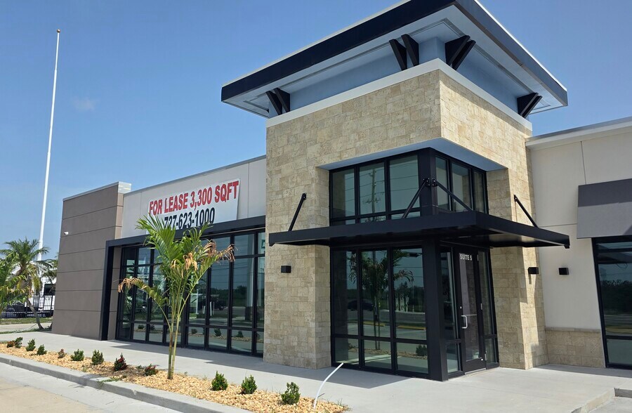 8100 Park Blvd N, Pinellas Park, FL à louer - Photo de l’immeuble – Image 1 sur 21
