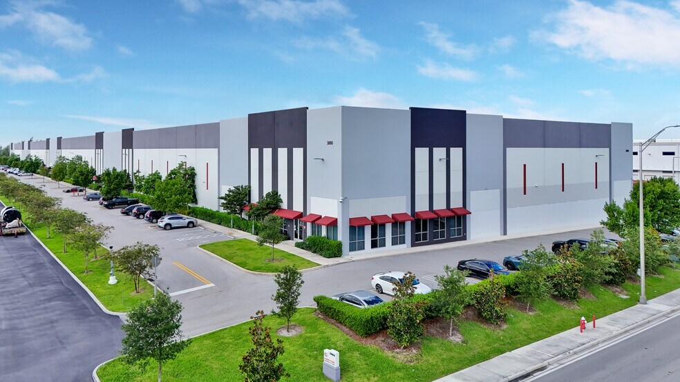 3880 W 104th St, Hialeah, FL à louer - Photo de l’immeuble – Image 2 sur 4