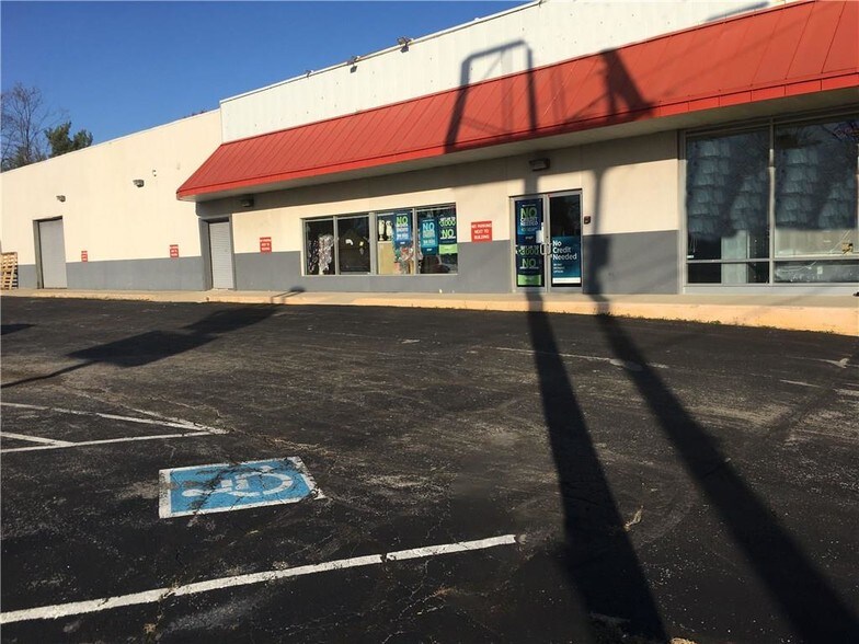 9470 E Washington St, Indianapolis, IN à louer - Photo de l’immeuble – Image 2 sur 7