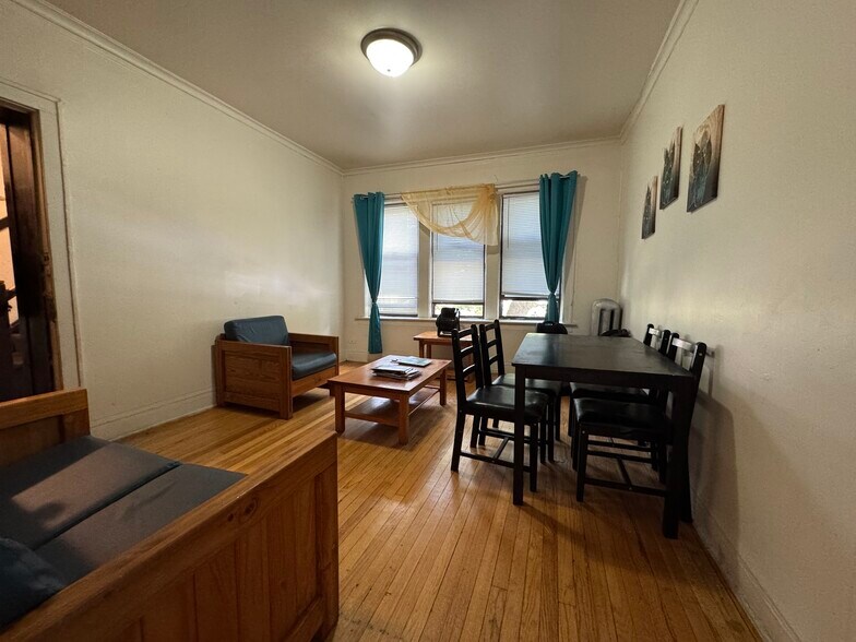 7342 S Kingston Ave, Chicago, IL à vendre - Photo de l’immeuble – Image 3 sur 5
