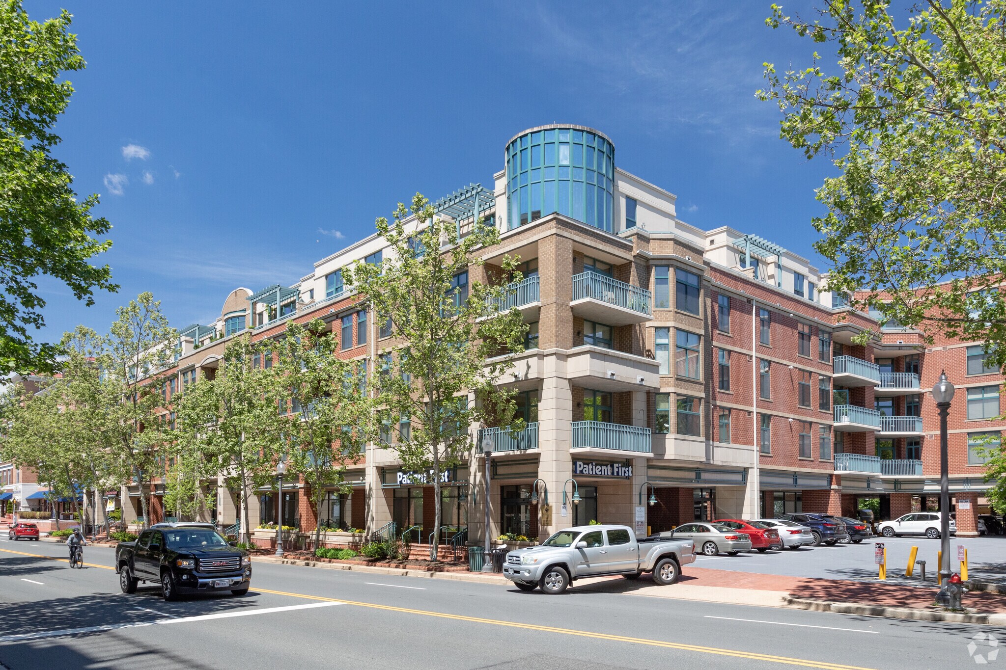 502 W Broad St, Falls Church, VA à louer Photo de l’immeuble– Image 1 sur 11