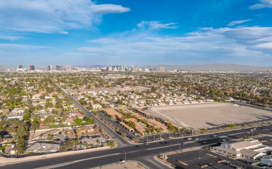 3130 S Rainbow Blvd, Las Vegas, NV à louer - Photo de l’immeuble – Image 3 sur 7