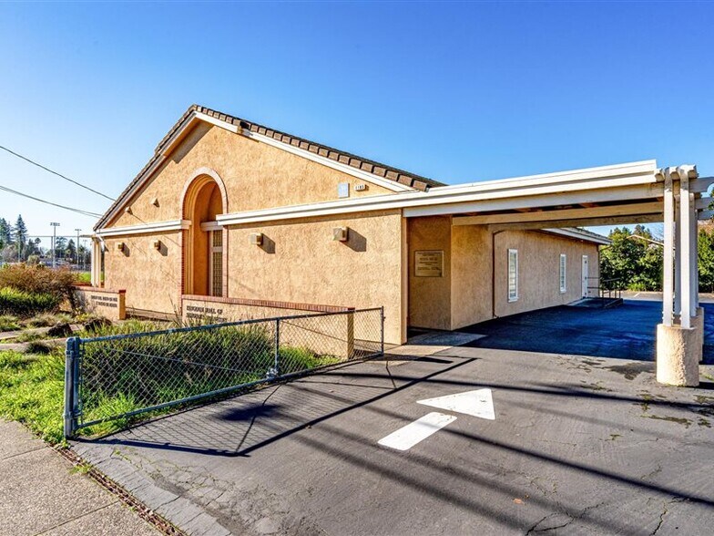 1105 University St, Healdsburg, CA à vendre - Photo de l’immeuble – Image 3 sur 36