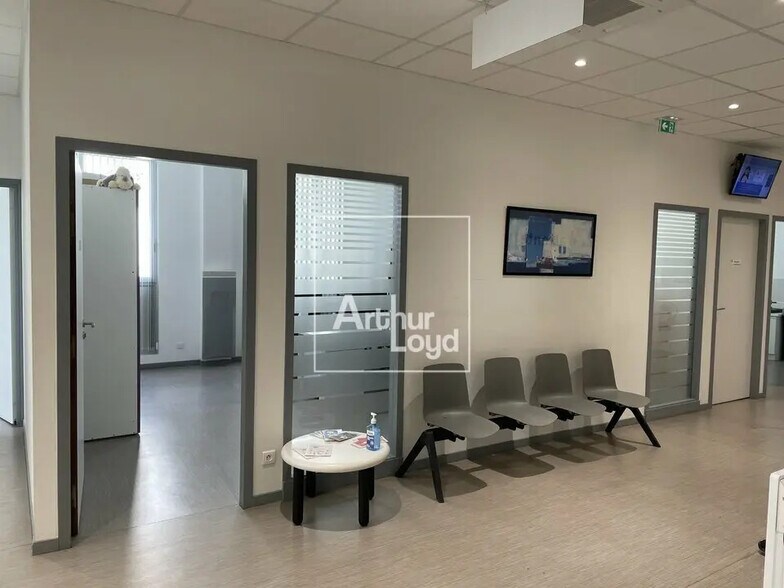 Bureau dans Lieusaint à vendre - Photo de l’immeuble – Image 2 sur 3