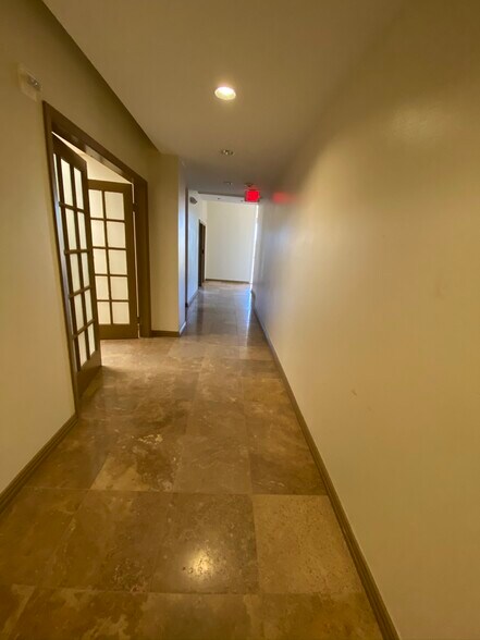 1120 Empire Central Pl, Dallas, TX à louer - Photo intérieure – Image 3 sur 12