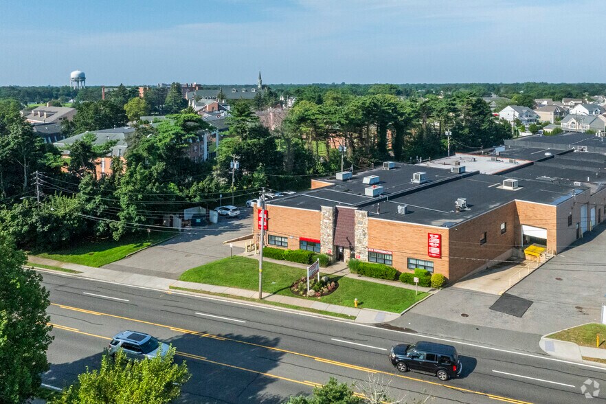 599-601 Albany Ave, Amityville, NY à louer - Photo de l’immeuble – Image 3 sur 21
