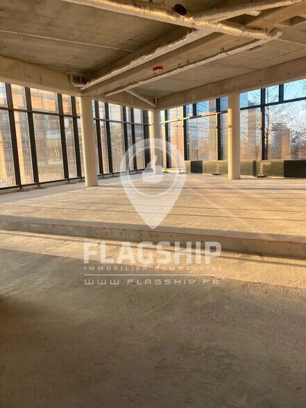 Local commercial dans Puteaux à louer - Photo de l’immeuble – Image 2 sur 2