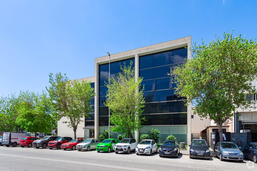 Avinguda De La Fama, 16, Cornellà de Llobregat, Barcelona à louer - Photo de l’immeuble – Image 3 sur 4