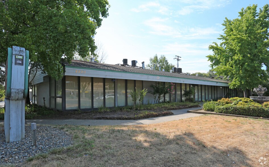 2220 Watt Ave, Sacramento, CA à vendre - Photo de l’immeuble – Image 2 sur 4