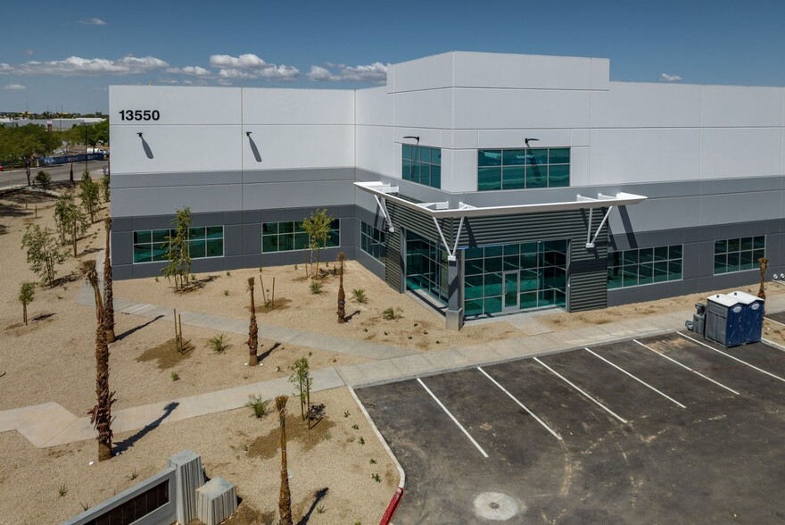13550 W Auto Dr, Goodyear, AZ à louer - Photo de l’immeuble – Image 2 sur 14