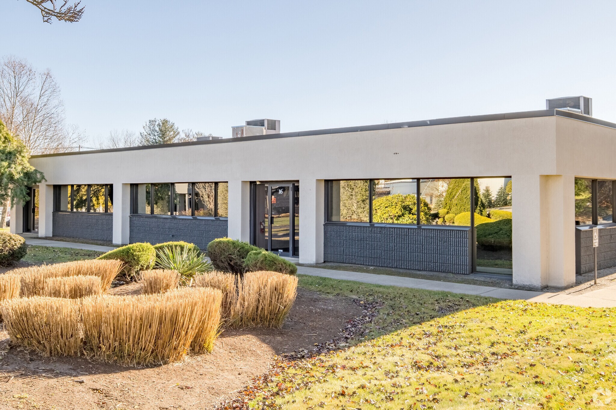 16 Stafford Ct, Cranston, RI à vendre Photo principale– Image 1 sur 1