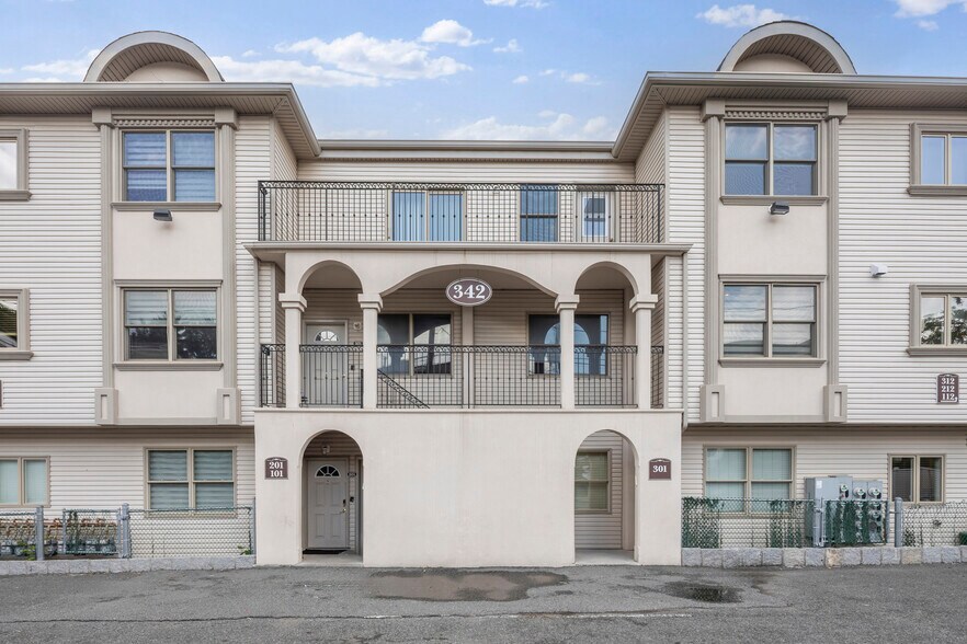 342 Blauvelt Rd, Monsey, NY à vendre - Photo principale – Image 1 sur 53