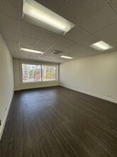 21110-21132 Vanowen St, Woodland Hills, CA à louer Photo de l’immeuble– Image 2 sur 7