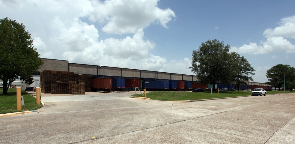 9033-9055 Spikewood Dr, Houston, TX à louer - Photo de l’immeuble – Image 2 sur 6