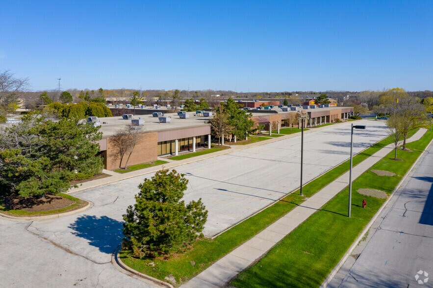 9045 N Deerwood Dr, Brown Deer, WI à vendre - Photo de l’immeuble – Image 2 sur 5