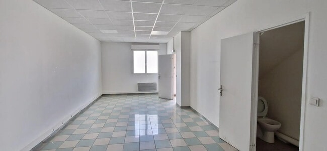 Plus de détails pour 3 Rue Des Perdrix, Mandres-les-Roses - Local d'activités à louer