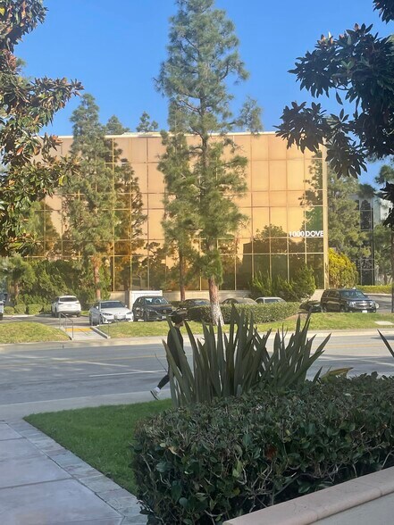 1101 Dove St, Newport Beach, CA à louer - Photo de l’immeuble – Image 2 sur 47