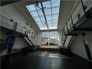 Un espace intérieur lumineux et moderne avec une belle architecture.