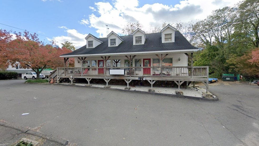 52 Padanaram Rd, Danbury, CT à vendre - Photo de l’immeuble – Image 3 sur 10